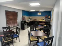 Days Inn by Wyndham Muncie -Ball State University - breakfast