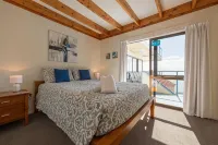 By the Bay Beachfront Apartments Hotels in Mangōnui