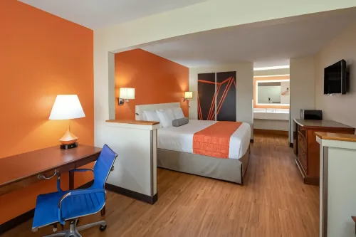 Howard Johnson by Wyndham Savannah GA - parkir