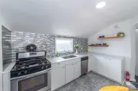 Cozy & Quiet 2 Bed Apt 20 Minutes to NYC Hotels in Fort Lee