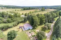 Cozy cottage with up to 15 acres of land and flowing river Hotels in Oro-Medonte