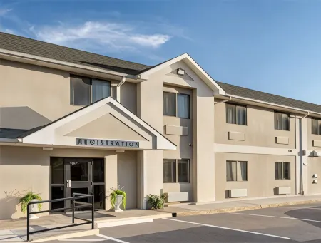 Baymont by Wyndham Hearne Отели в г. Робертсон