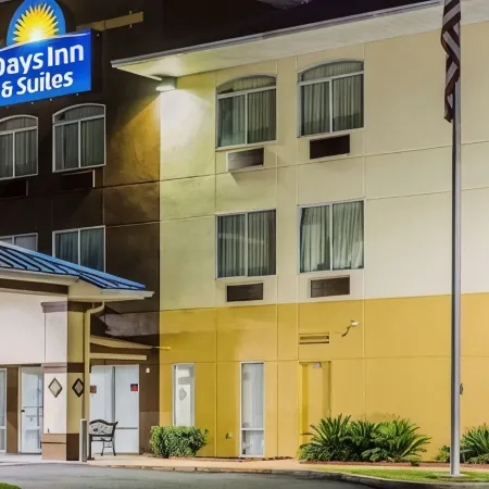 Days Inn & Suites by Wyndham Foley