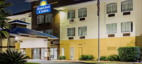 Days Inn & Suites by Wyndham Foley - Pet friendly