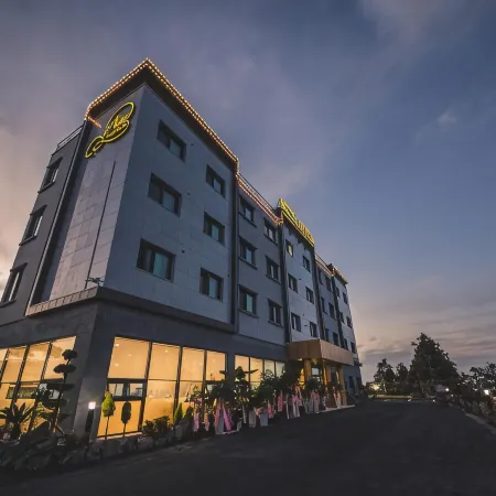 Nice Hotel jeju Отели рядом с достопримечательностью «Храм Пэкчеса»