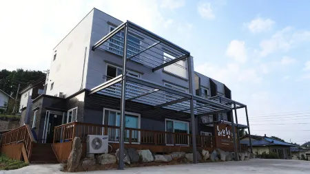 Jinju Herb Hyang Pension Отели рядом с достопримечательностью «Чинянхо»