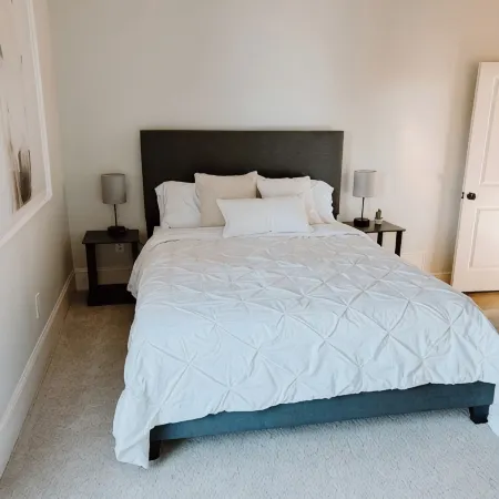 Porch & Pasture: Charming 2-bedroom house in marvelous Franklin with AC, WiFi