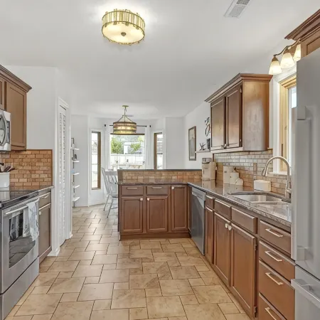 Charming 3-bedroom house close to area beachs, the river and downtown