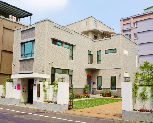 Pottery Flower B&B Hotels near Jiji Train Station