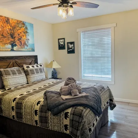 Charming 3-Bedroom Ruidoso Cabin in a Prime Location with AC & WiFi.