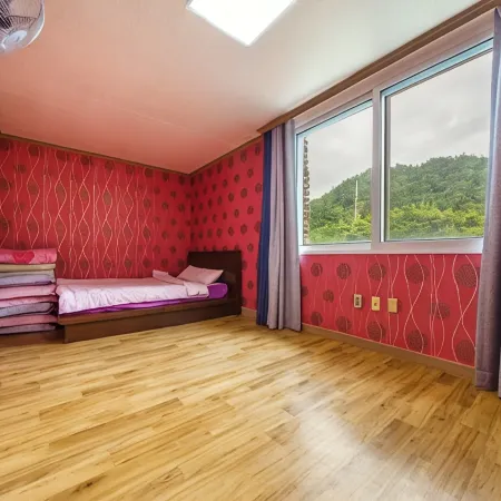 Wonju Keundol Pension Отели рядом с достопримечательностью «Храм Курёнса»