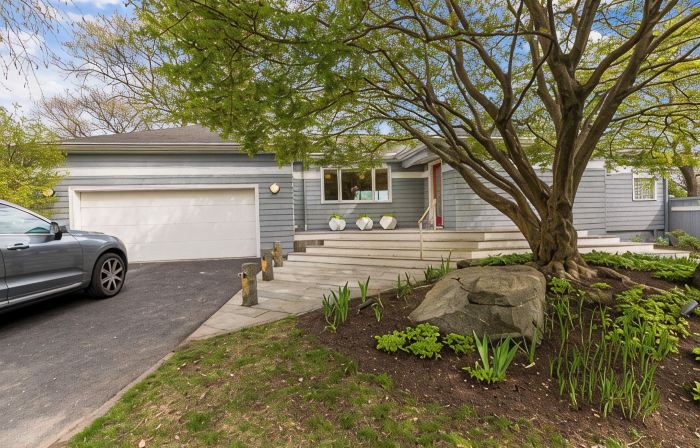 Majestic lakefront 3-bedroom with pool, hot tub, water sports and birdwatching