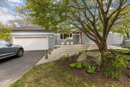 Majestic lakefront 3-bedroom with pool, hot tub, water sports and birdwatching