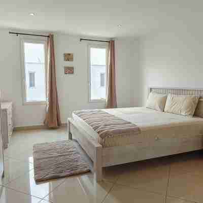 Modern 3-bedroom townhome with a pool, AC and Wi-Fi in vibrant East Legon Rooms