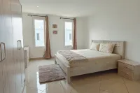 Modern 3-bedroom townhome with a pool, AC and Wi-Fi in vibrant East Legon - บังกะโล