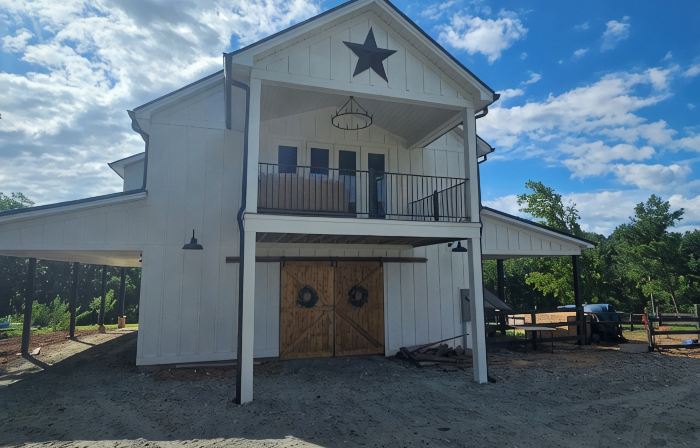Charming 3-bedroom farmhouse in wonderful Seneca with Sunset views over the farm