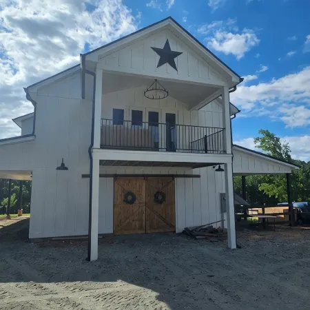 Charming 3-bedroom farmhouse in wonderful Seneca with Sunset views over the farm