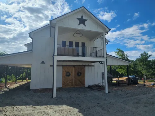 Charming 3-bedroom farmhouse in wonderful Seneca with Sunset views over the farm