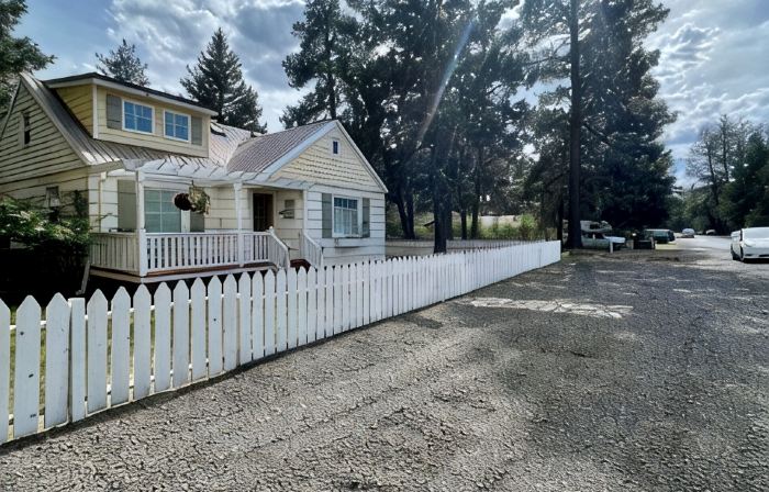 Minutes Walk to Downtown, Whychus Creek—-Bedroom, Cozy Cottage/Private Sauna.