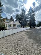 Minutes Walk to Downtown, Whychus Creek—-Bedroom, Cozy Cottage/Private Sauna.