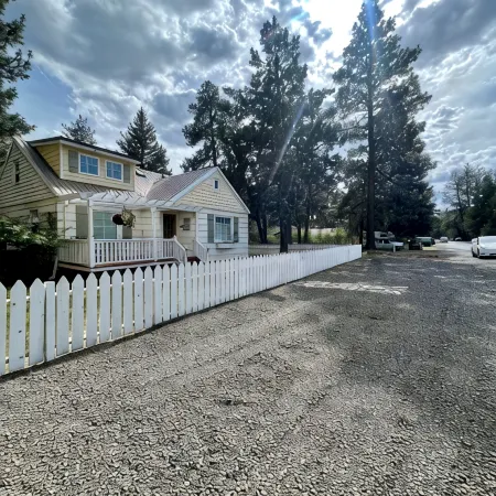 Minutes Walk to Downtown, Whychus Creek—-Bedroom, Cozy Cottage/Private Sauna.