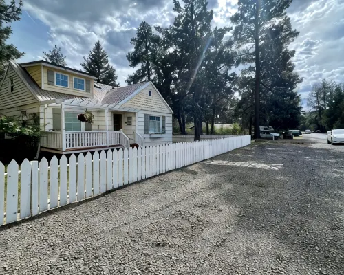 Minutes Walk to Downtown, Whychus Creek—-Bedroom, Cozy Cottage/Private Sauna. Hotels in Sisters