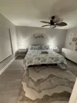 Starfish Kisses, beautiful pool home, 8 min from beach, 12 min to speed way. - Homestays