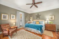 Peaceful Creek View Cottage~Walk to Town & at~Pet Friendly~Relax on the Porch