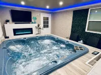 Charming 2-bedroom house with indoor hot tub and spa! Free EV Charger!