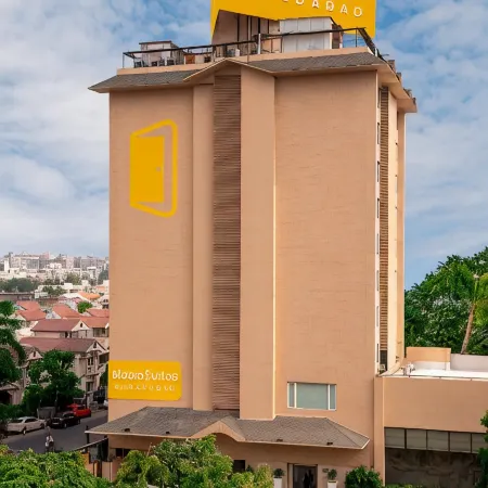 BloomSuites l Ahmedabad Отели рядом с достопримечательностью «Торговый центр Alpha One»