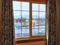 Canadian Princess Lodge & Marina - Mountain view