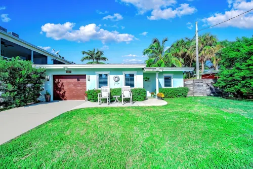 Stylish Beach Home Near Boca with Pool, Golf Cart, Bikes - 4-Sterne