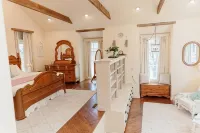 Historical and Spacious Shabby Cabin Retreat! Modern Amenities