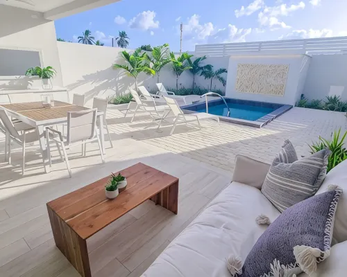 Luxe Private Pool Villa in Porters Place, Exclusive Beach Club Access, Gym & BBQ Hotels in Porters