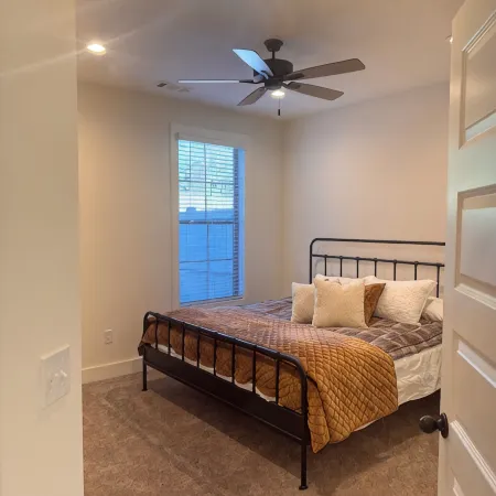 9-Min to Auburn University - Beautiful NEW Townhome Sleeps 9 + Garage
