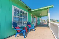 Charming updated Surfside home with firepit - only 2 min walk to the beach! - 무료 와이파이