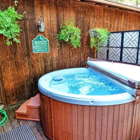 Cozy 3-bedroom cabin in superb Arnold with WiFi and a Spa