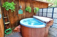 Cozy 3-bedroom cabin in superb Arnold with WiFi and a Spa