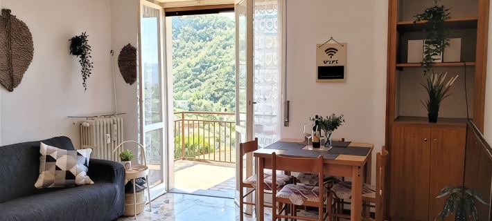 Charming Perledo Retreat with Lake View, Balcony & Parking Отели в г. Перледо