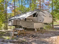 Luxury RV Retreat wd Firepit and Grille– Serene Wooded Stay Near Red River Gorge Hotels in Powell County