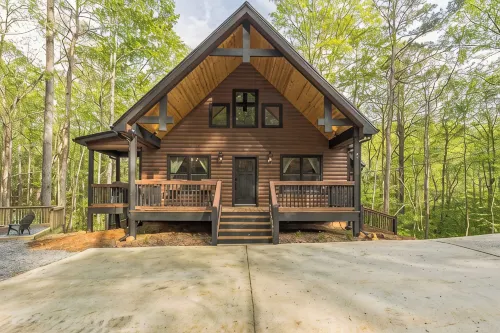 2024 Modern 3/2.5 cabin with Game Room, Hot tub Secluded Near downtown Ellijay - Chalets