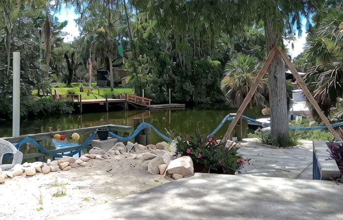Charming House with Boat Dock in Serene Inglis, Riverfront Deep Water Gulf Acces