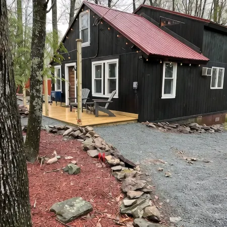 Cozy Cabin with Fireplace, Firepit, Close to Lake