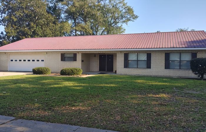 Well stocked 3-bedroom house in best part of peaceful Picayune with games, BBQ.