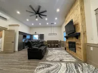“The” Lodge of Adams County is a Charming 2-bedroom house in Blue Creek with AC