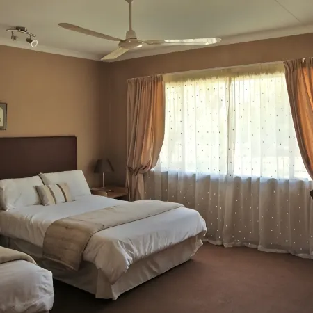 Gateway Guesthouse Отели в г. Бенони