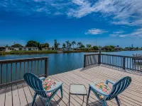 Serene Lakefront home in Tampa Bay, close to beaches and downtown Tarpon Springs Hotels in Holiday