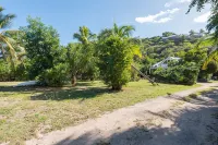 Beach 2 minutes' walk, private deck, tranquility