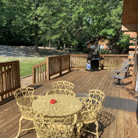 Beautiful Log Cabin w/loft. 1/2 mile to Red's Landing Boat Launch! A+ fishing.