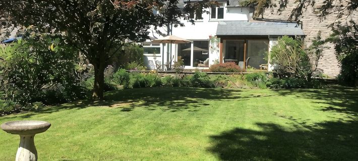 Gorgeous Lakeland cottage with delightful private garden. Free EV charging. Hotels in Kendal